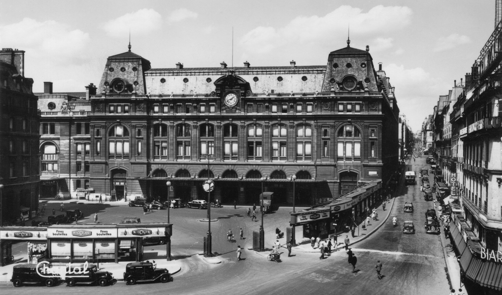 Paris. La gare Saint-Lazare dans l’immédiat après-guerre. Carte postale, collection Mémoire Vive.