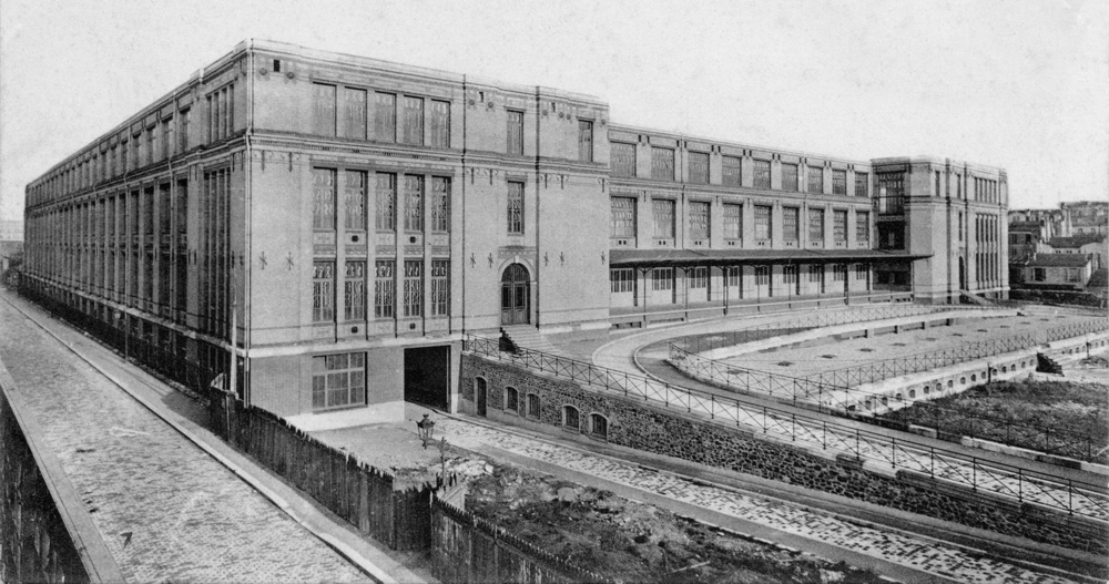 Le bâtiment de l’Imprimerie Nationale, rue de la Convention (Paris 15e), l’année de son achèvement. Carte postale, collection Mémoire Vive.