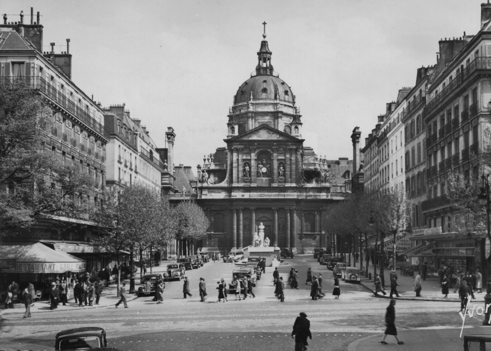 Perspective sur la place de la Sorbonne dans les années 1940. Carte postale. Collection Mémoire Vive.