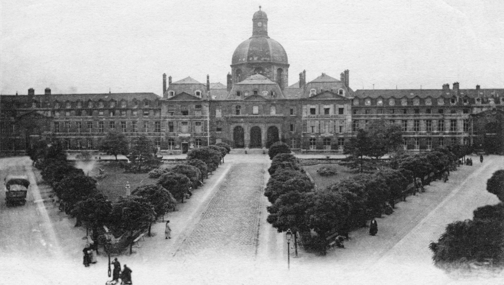 Cour d’honneur de l’« hospice » de la Salpêtrière dans les années 1900. Collection Mémoire Vive.
