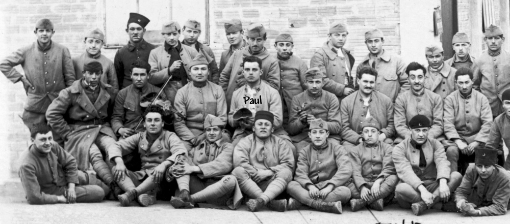 Paul au centre d’un groupe de conscrits le 8 mars 1924 au camp Sainte-Marthe à Marseille. © Fabien Jaffredo.