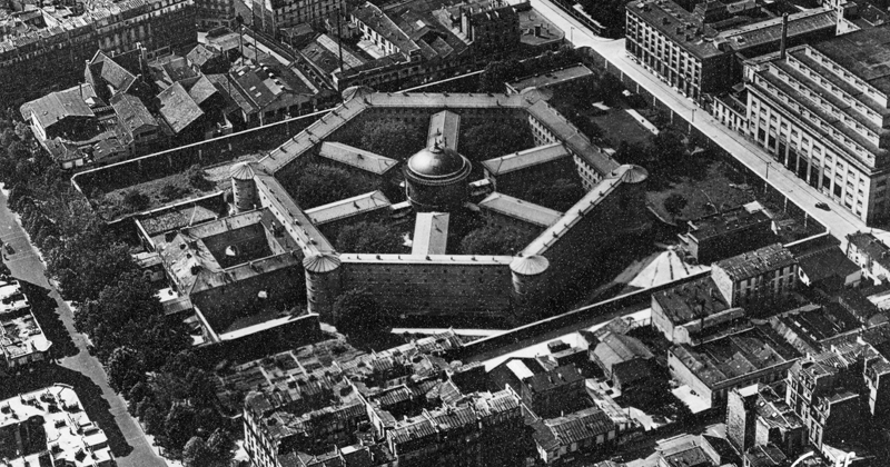Maison d’arrêt de la Petite Roquette. Prison pour femmes à partir de 1920, après la fermeture de la prison Saint-Lazare. Fermée en 1974, démolie en 1975 et remplacée par un square. Carte postale, collection Mémoire Vive.