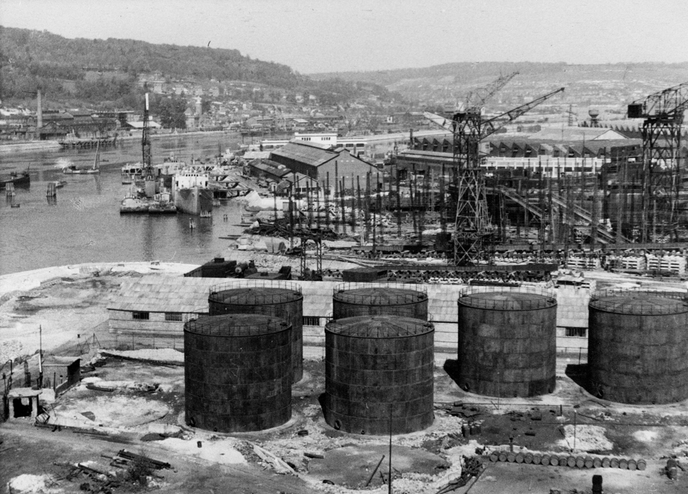 Entrepôts des pétroles Jupiter à Petit-Couronne. Recueil de photographies offert par les militants de Seine-Inf. à Maurice Thorez pour son cinquantième anniversaire (1950). Archives municipales d’Ivry-sur-Seine / Fonds Thorez-Vermeersch Don des héritiers / Tous droits réservés (80 Z 2-181).