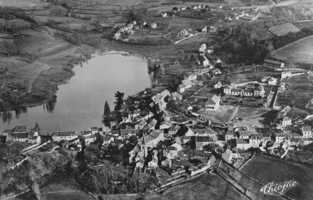 Peyrat-le-Château après la guerre. Carte postale, collection Mémoire Vive. À droite, on reconnaît la façade du bâtiment isolé abritant la mairie et les écoles.