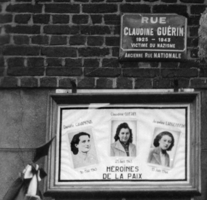 La plaque de la rue Claudine Guérin lors d’une cérémonie du souvenir au début des années 1950. Le panneau provisoire rend également hommage à Danielle Casanova et à Jacqueline Langenberg, jeune résistante tuée le 13 juin 1944. © Collection Yvette Ducastel.