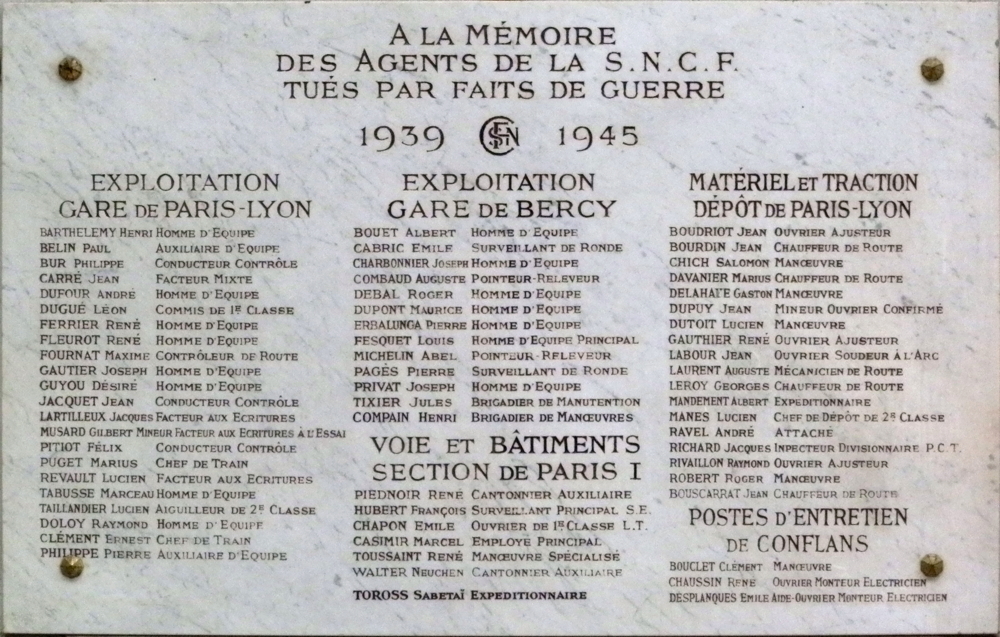 Gare de Lyon, Paris 12e. Plaque murale apposée dans le hall, sortie de gauche. © Photo Mémoire Vive.