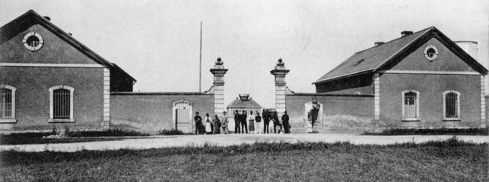 Poitiers. L’entrée du quartier (caserne) de la Chauvinerie dans les années 1900. Carte postale, collection Mémoire Vive.