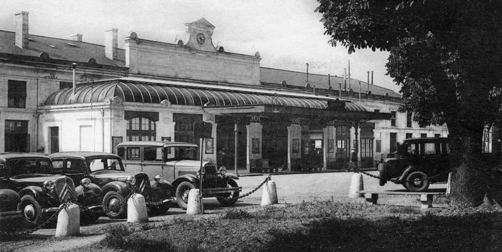 Poitiers. L’extérieur de la gare des voyageurs dans les années 1940. Carte postale. Collection Mémoire Vive.