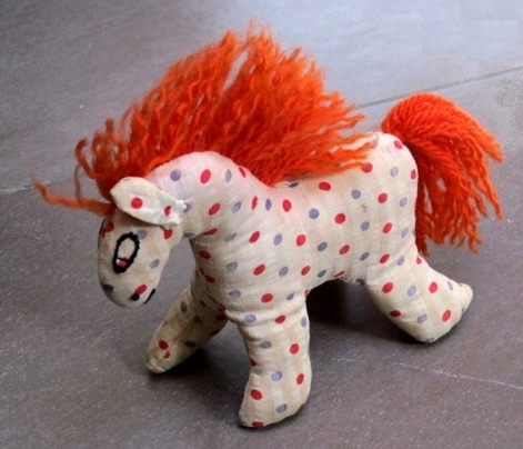 Le poney en tissu envoyé par Ona en 1945 ou 1946. © Collection Marcel Mougin, son petit-fils.