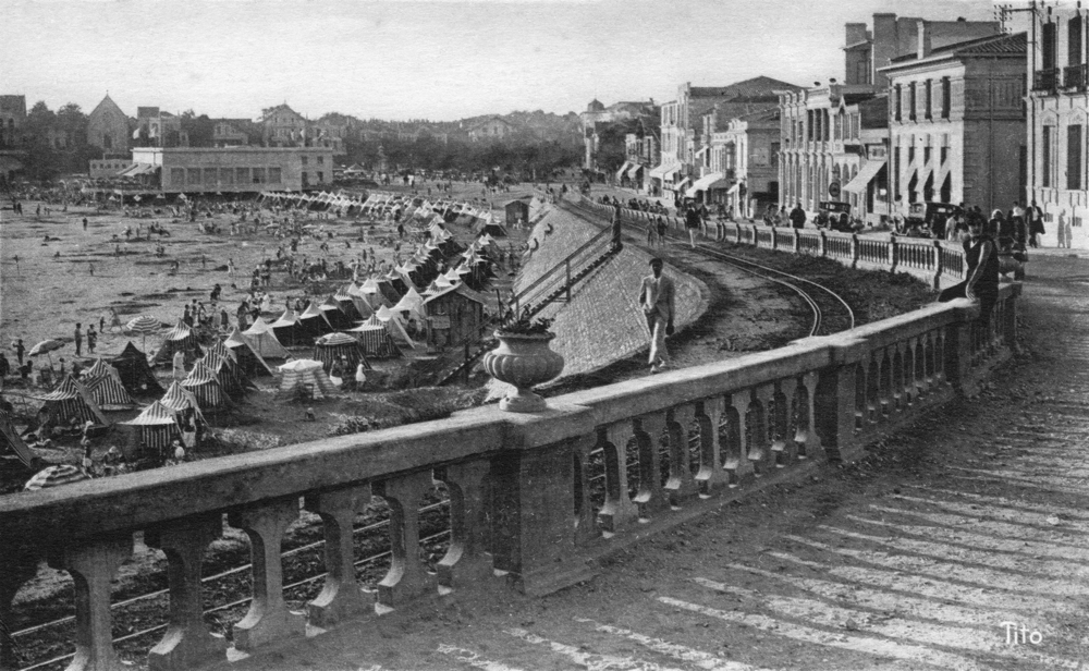 Pontaillac-Royan. La plage et la façade de Verthamon. Carte postale écrite en 1933. Collection Mémoire-Vive.