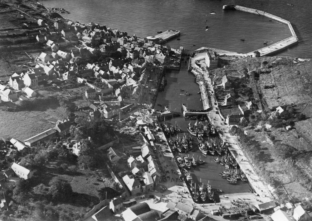 Port-en-Bessin dans l’immédiat après-guerre. Carte postale oblitérée en août 1949. Coll. Mémoire Vive.