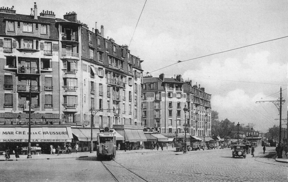 Paris 18e, la Porte de Clignancourt dans les années 1920. Une rame de tramway passe… Carte postale, collection Mémoire Vive.