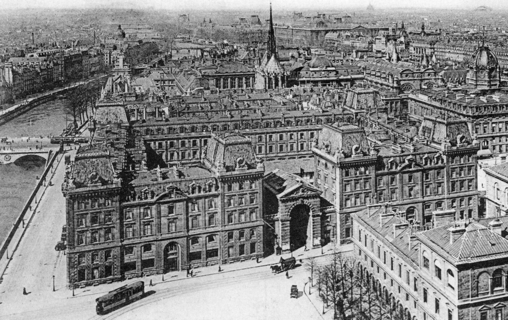 Paris. La préfecture de police vue depuis Notre-Dame. Carte postale des années 1900 (le bâtiment est alors la caserne de la Garde républicaine). Coll. Mémoire Vive.