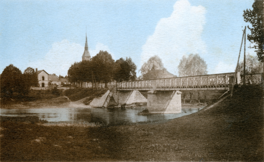 Pruniers-en-Sologne. Le village et le pont sur la Sauldre. Carte postale colorisée, envoyée en 1953. Coll. Mémoire Vive.