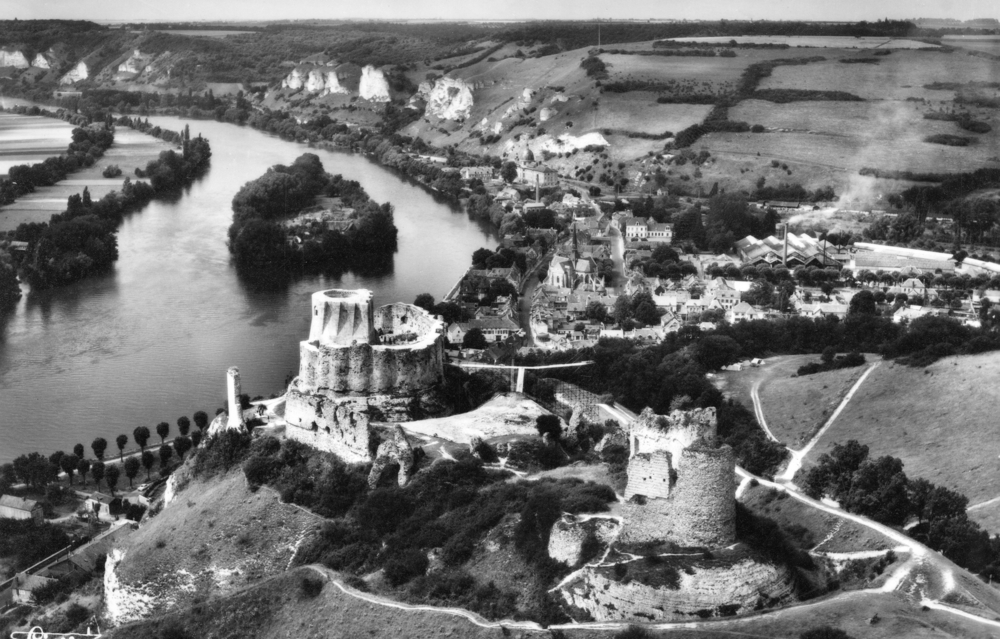 Le Château Gaillard, surplombant la Seine et le Petit Andely. (ci-dessous, gros plan sur la partie droite de la photographie).