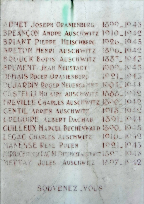 Stèle en hommage aux Déportés apposée sur le monument aux morts de Petit Quevilly situé dans le cimetière communal. Photo Mémoire Vive. D.R.