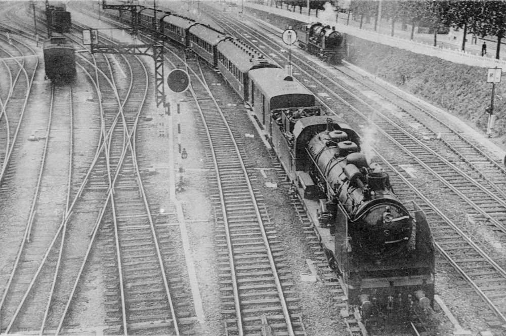 Le rapide Paris-Cherbourg dans les environs de Mantes. Carte postale. Collection Mémoire Vive.