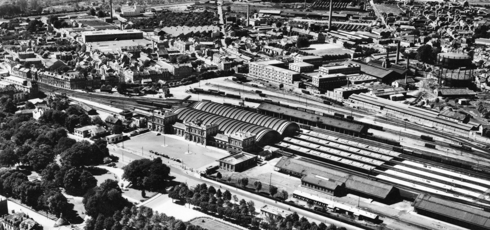 Reims, la gare, vue aérienne. Carte postale. Collection Mémoire Vive.