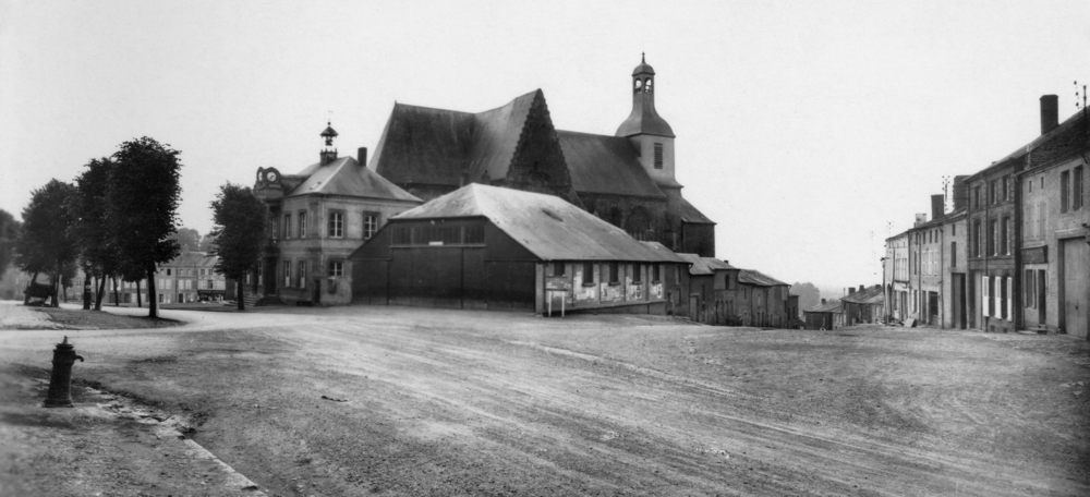 Renwez. La mairie, la halle et l’église. Carte postale, collection Mémoire Vive.
