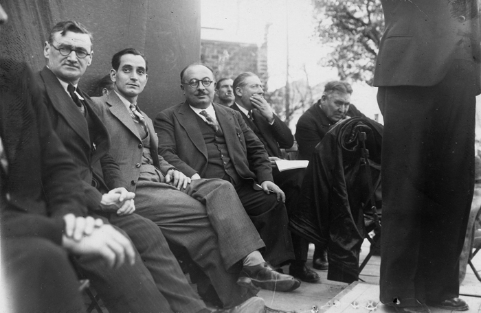 Entre Daniel Renoult et Jacques Duclos, lors d’une réunion publique non identifiée. © Collection Anne-Pierre Lasterrades-Longhi.