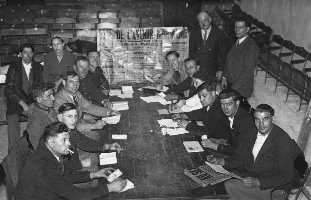 Une réunion du Parti communiste avant la guerre, à Maromme (?). Marcel Lecour est le troisième assis à droite. Debout derrière lui, André Pican. Germaine Pican est assise de l’autre côté du panneau. Collection Martine Groult.