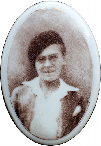 Roland Charlot. Médaillon de faïence sur la tombe de la famille Charlot-Domart. © Stéphane Longuet.