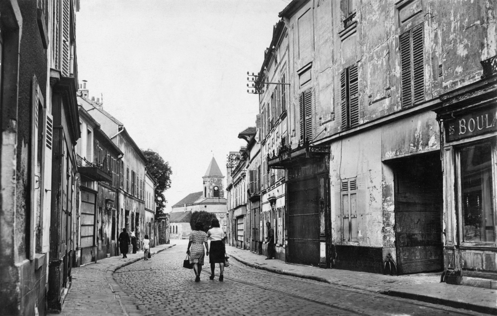 Romainville. La rue de Paris. La boucherie visible à droite est située au n° 21. Carte postale oblitérée en 1947. Collection Mémoire Vive.