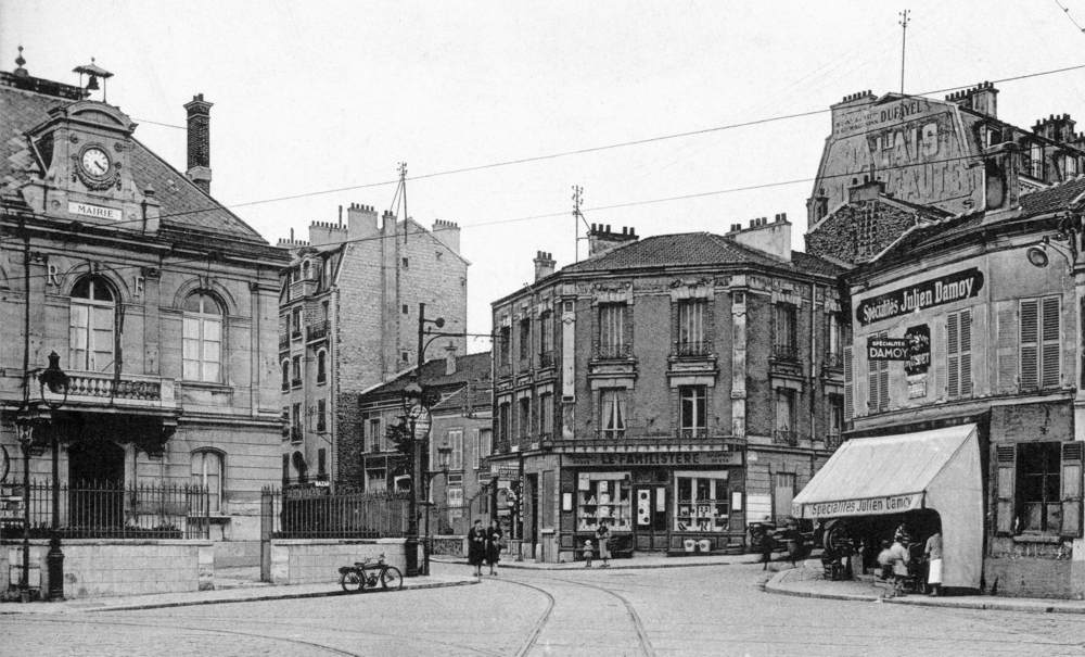 À gauche, la rue Paul-Cavaré (depuis la place N.-Copernic), longeant l’ancienne mairie (Espace culturel A.-Malraux). Aujourd’hui, le n° 29 correspond à l’immeuble de cinq étages. Carte postale. Collection Mémoire Vive.