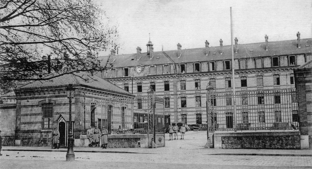 Rouen. La caserne Hatry dans les années 1920. Collection Mémoire Vive. Droits réservés.