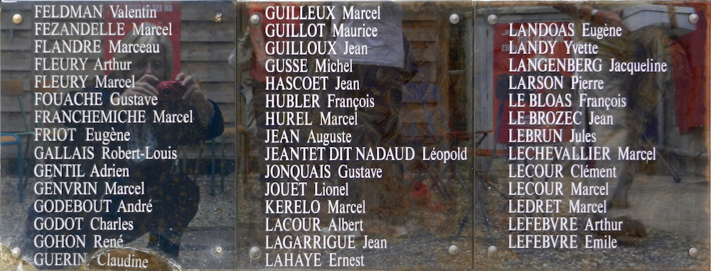 Une des six plaques dédiées aux militant.e.s mort.e.s au cours de la guerre, au siège de la Fédération du PCF de Seine-Maritime à Rouen. © Claudine Ducastel pour Mémoire Vive.