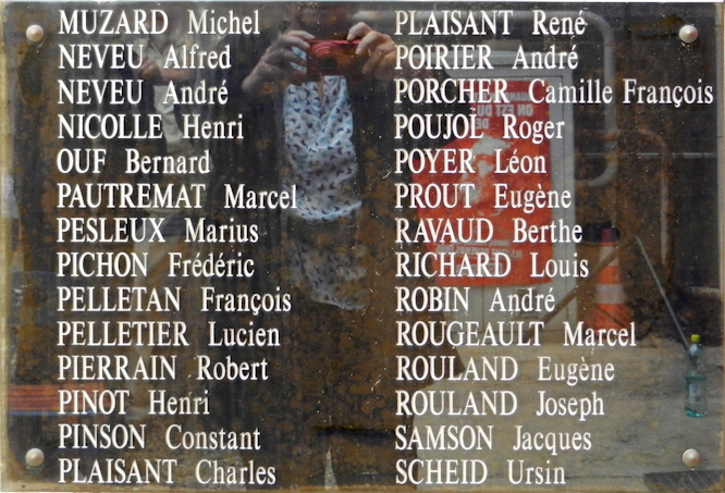 Une des six plaques dédiées aux militant.e.s mort.e.s au cours de la guerre, au siège de la Fédération du PCF de Seine-Maritime à Rouen. © Claudine Ducastel pour Mémoire Vive.