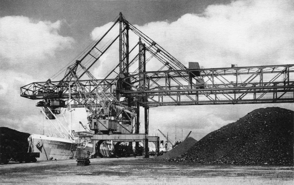 Manutention des charbons sur le port de Rouen. Carte postale, date inconnue, coll. Mémoire Vive.