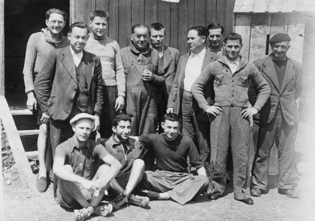 Groupe d’internés du camp de Rouillé. Parmi eux, plusieurs futurs “45000”. Droits réservés.