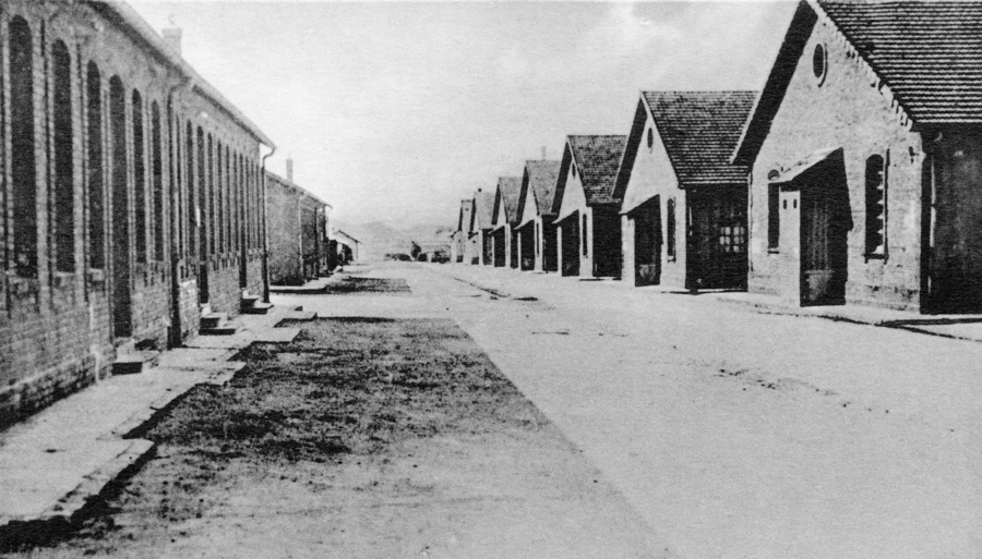 Le quartier “A” de la caserne de Royallieu à Compiègne, futur “camp des communistes” du Frontstalag 122 ; à droite, sont visibles les bâtiments A4, A5, A6, A7 et A8. Carte postale des années 1930. Collection Mémoire Vive.