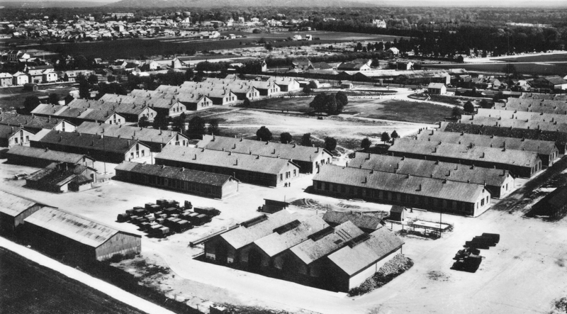 La caserne de Royallieu en 1957 ; au deuxième plan, les six grands bâtiments alignés du quartier C, qui semblent avoir souvent servi au regroupement des internés sélectionnés pour la prochaine déportation. L’enceinte et les miradors du camp ont disparu (les deux hangars en bas à gauche n’existaient pas).