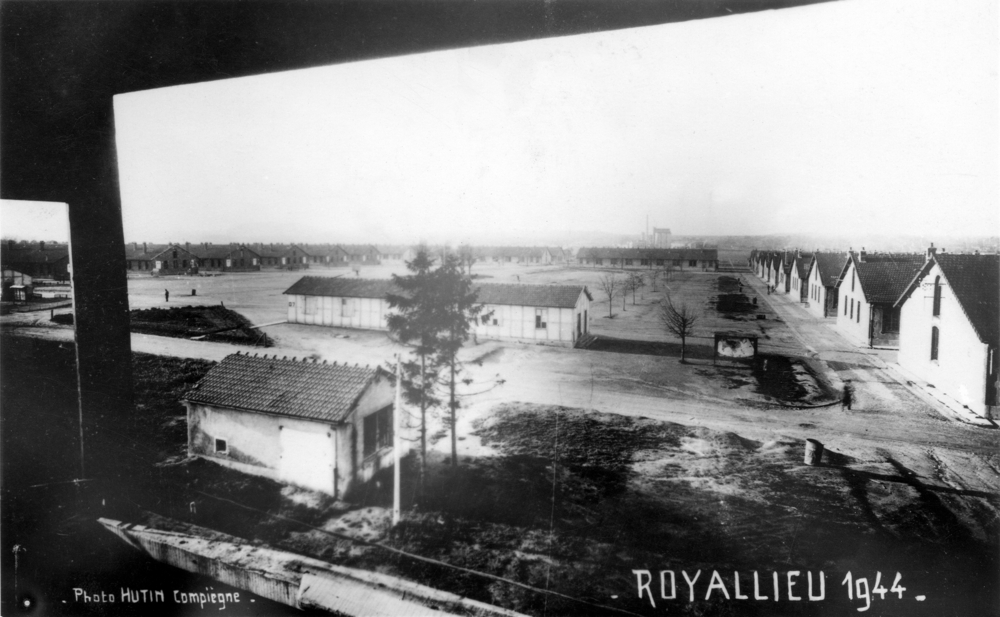 Le camp vu depuis le mirador central. Les “politiques français” étaient dans le secteur constitué par la ligne de bâtiments de gauche (“camp communiste”) Photo Hutin, Compiègne, carte postale. Droits réservés.
