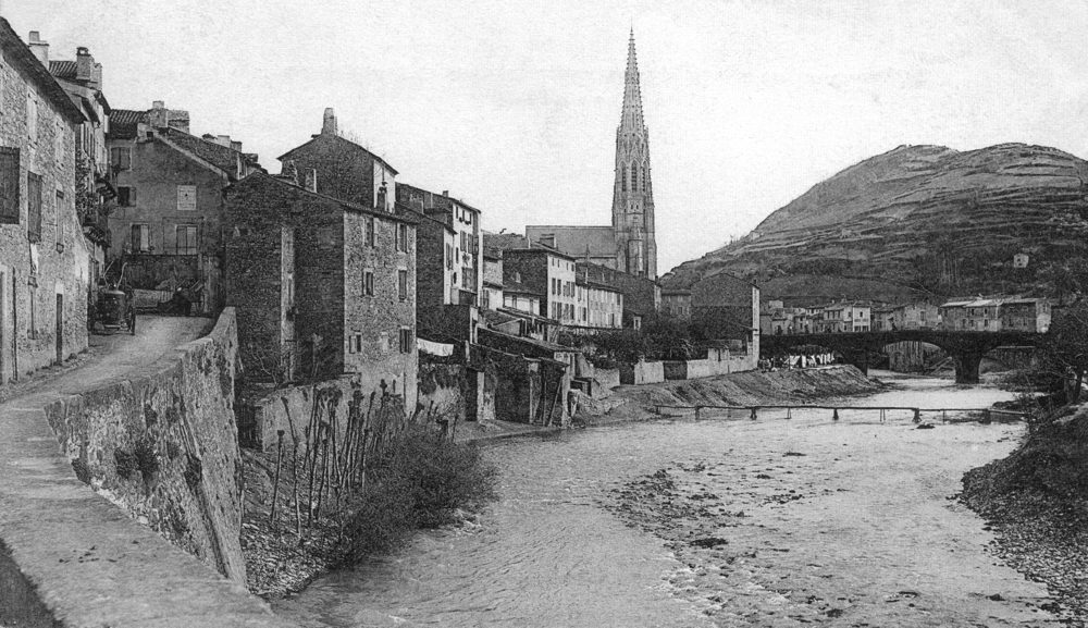 Sainte-Affrique, la Sorgue et le quartier des Cazes dans les années 1900. Carte postale, collection Mémoire Vive. Sainte-Affrique, la Sorgue et le quartier des Cazes dans les années 1900. Carte postale, collection Mémoire Vive.