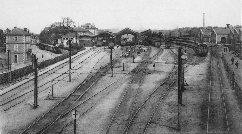 Saintes. La gare et les ateliers des Chemins de fer de l’État vus d’une passerelle dans les années 1900. Carte postale. Collection mémoire Vive.