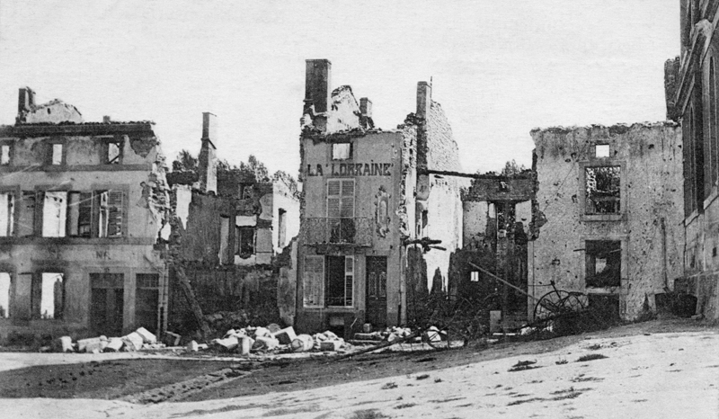 Sampigny (Meuse). Côté gauche de la place de la mairie après les combats et les bombardements de la Première Guerre mondiale. Carte postale. Coll. Mémoire Vive.