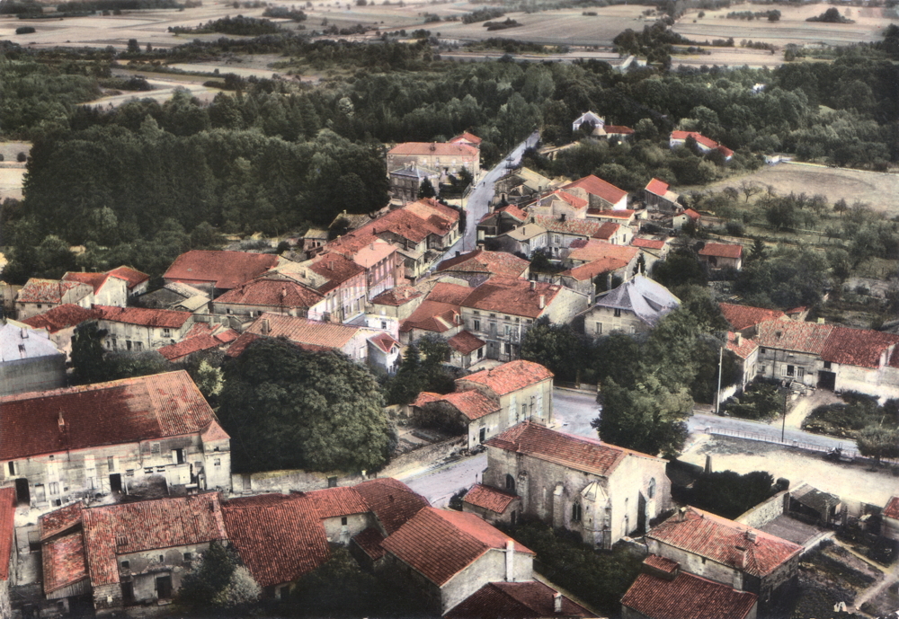 Savonnières-en-Perthois, dans les années 1950 (?). Au premier plan, l’église Saint-Maurice, dépourvue de clocher. Carte postale colorisée, collection Mémoire Vive.