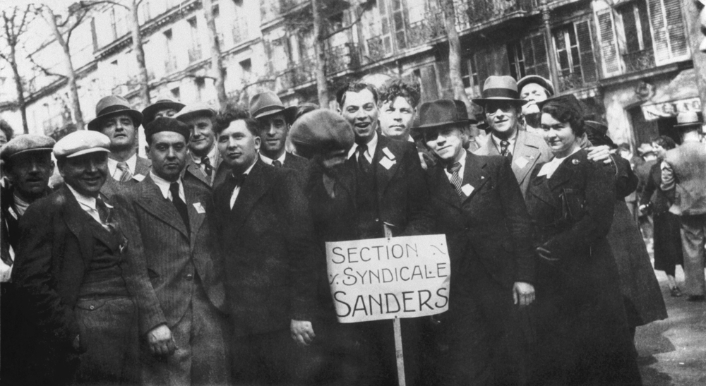 La section syndicale CGT Sanders réunie à Paris, fin des années 1930. Parmi eux, plusieurs futurs déportés : Georges Abramovici, Joseph Daniel, Marceau Baudu, René Salé, Francis Joly… Collection Jacqueline Lefebvre. Droits réservés.