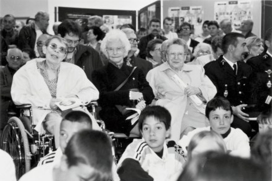 Simone avec Marie-Jo Chombard de Lauwe et Betty Jégouzo au collège Charlotte Delbo. Droits réservés.