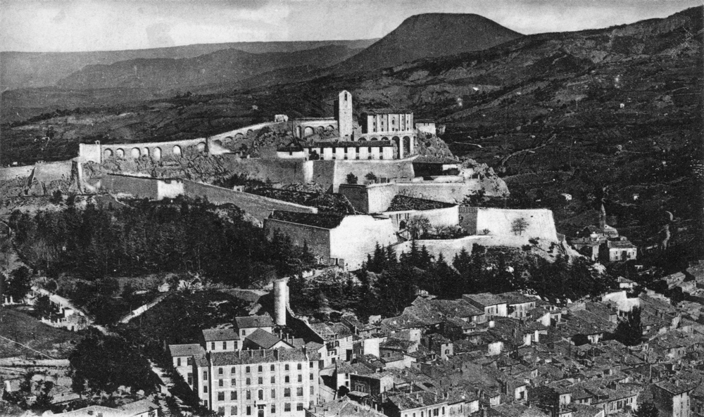 Le fort de Sisteron. Carte postale non datée. Coll. Mémoire Vive.