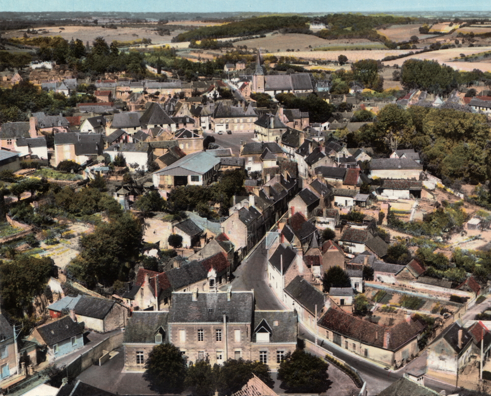 Saint-Christophe-sur-le-Nais, vue aérienne d’après-guerre. Au premier plan, la mairie, encadrée par deux salles de classe. Carte postale coloriée, collection Mémoire Vive.