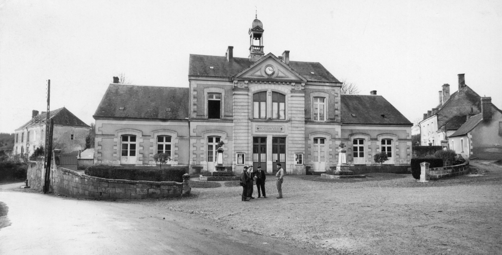 Saint-Christophe-sur-le-Nais. L’hôtel de ville-école vu depuis l’esplanade. Les deux fenêtres de la classe de CE1 et CE2 d’alors, ainsi que celle de la cuisine d’Élisabeth Le Port, sont visibles à gauche au rez-de-Chaussée. Carte postale des années 1940-1950 (?), collection Mémoire Vive.