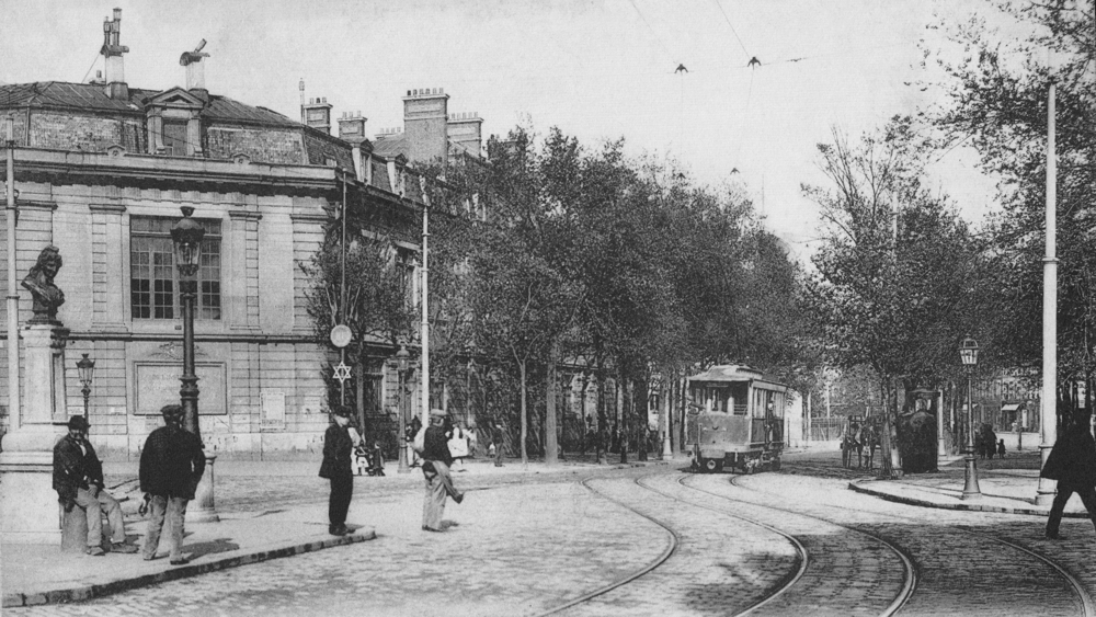 À gauche, les écoles de l’avenue Jules-Guesde (alors av. Châteaudun) dans les années 1900. Carte postale coll. Mémoire Vive. Le tramway a aujourd’hui retrouvé son parcours d’antan…