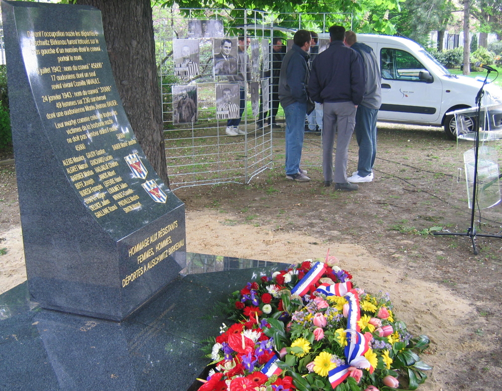 Le monument dédié aux dix-sept “45000” de Saint-Ouen et à Marie-Jeanne Bauer, “31000”, inauguré le 24 avril 2005 dans le square des 45000 et des 31000 (photo Mémoire Vive).