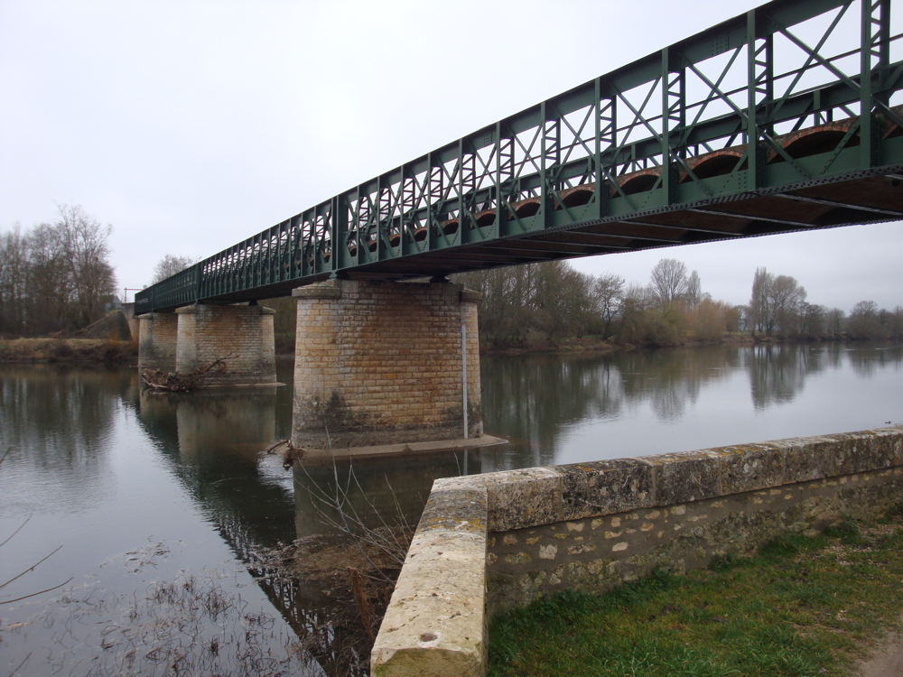 Thésée. Le pont sur le Cher, en direction de Pouillé, où Camille impérial s’est marié (voir deuxième photo ci-dessus). Photo Mémoire Vive, mars 2011.