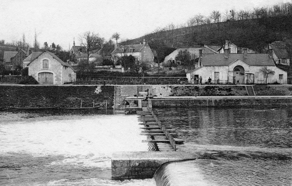 Un exemple de barrage à aiguilles avec écluse sur la rivière navigable, celui de Monthou-sur-Cher. Carte postale, collection Mémoire Vive.