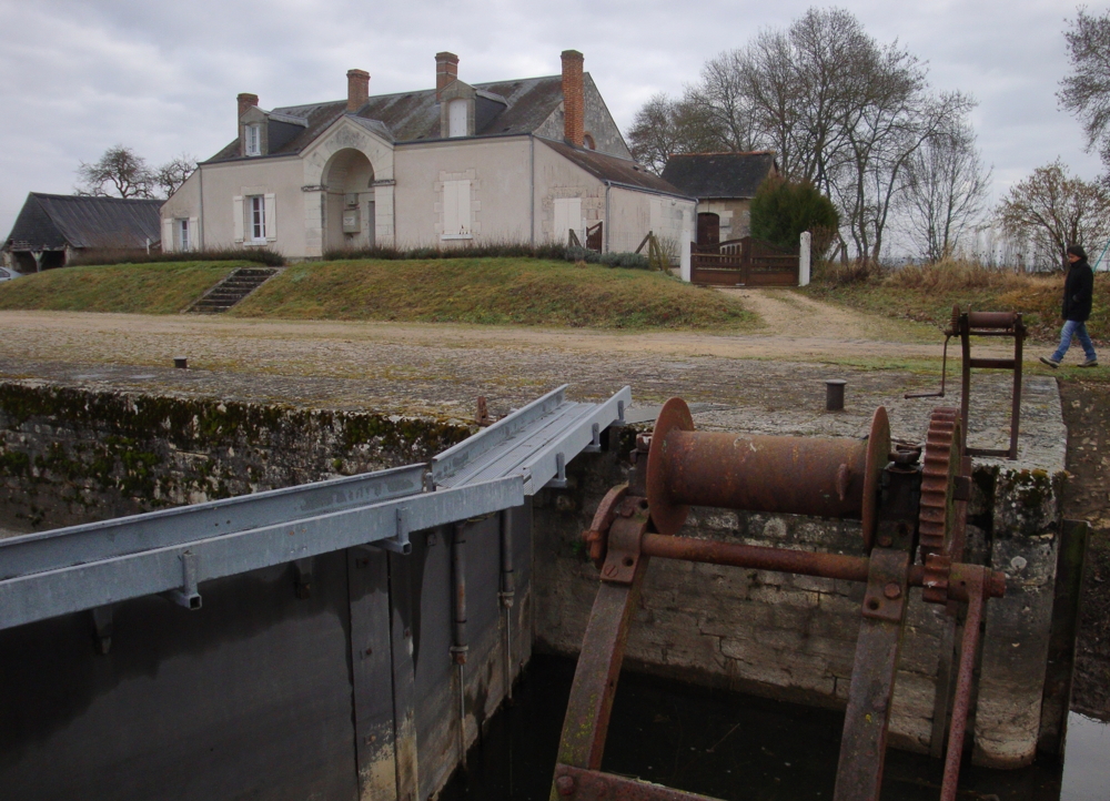 La maison éclusière du barrage de Talufiau en mars 2011, avec les quatre cheminées d’origine. © Mémoire Vive.